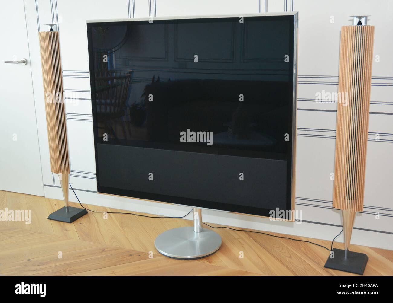 Home Entertainment-Fernseher. Wohnzimmer mit Plasma-tv-Ständer und tv-Säulen-Lautsprechern. Stockfoto