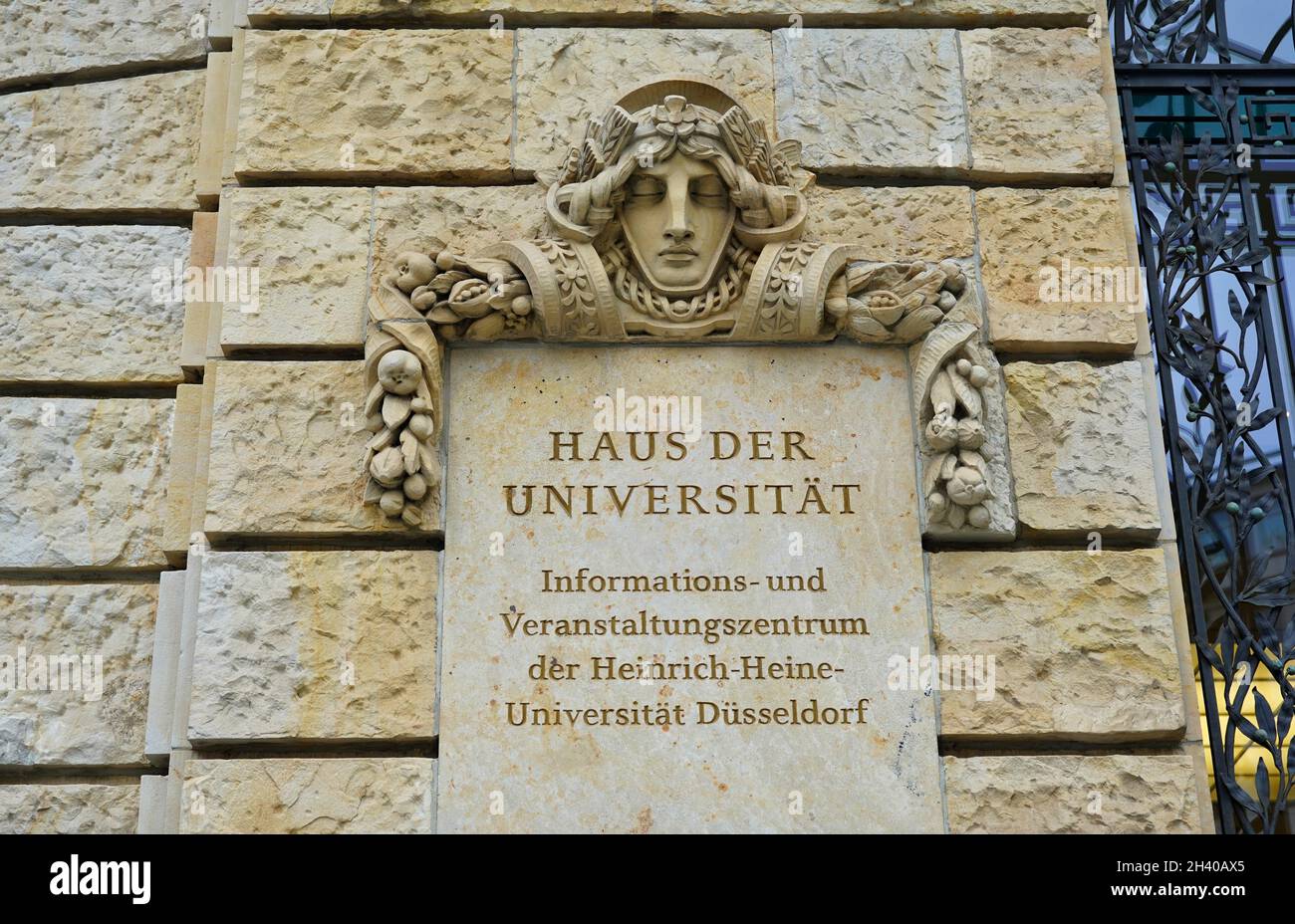 Haus der Universität in der Düsseldorfer Innenstadt, ein Informations- und Veranstaltungszentrum der Heinrich-Heine-Universität. Stockfoto