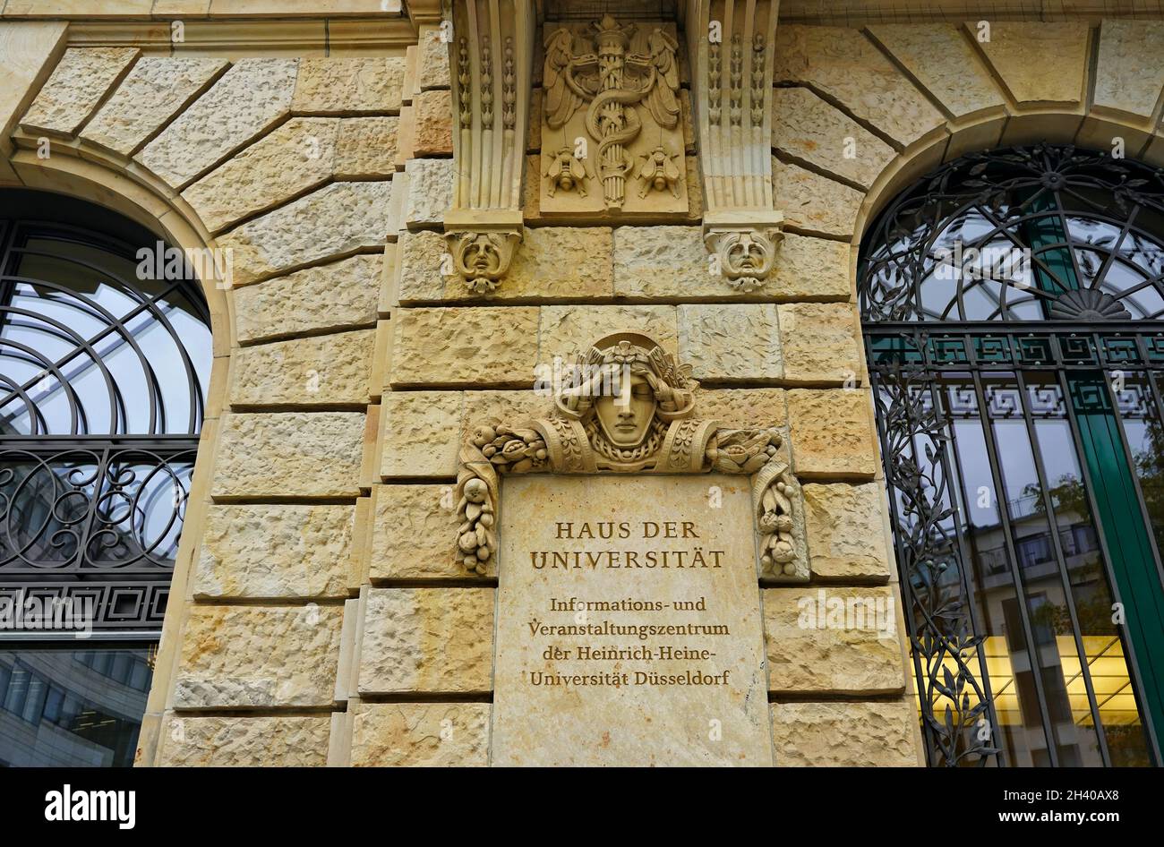 Haus der Universität in der Düsseldorfer Innenstadt, ein Informations- und Veranstaltungszentrum der Heinrich-Heine-Universität. Stockfoto