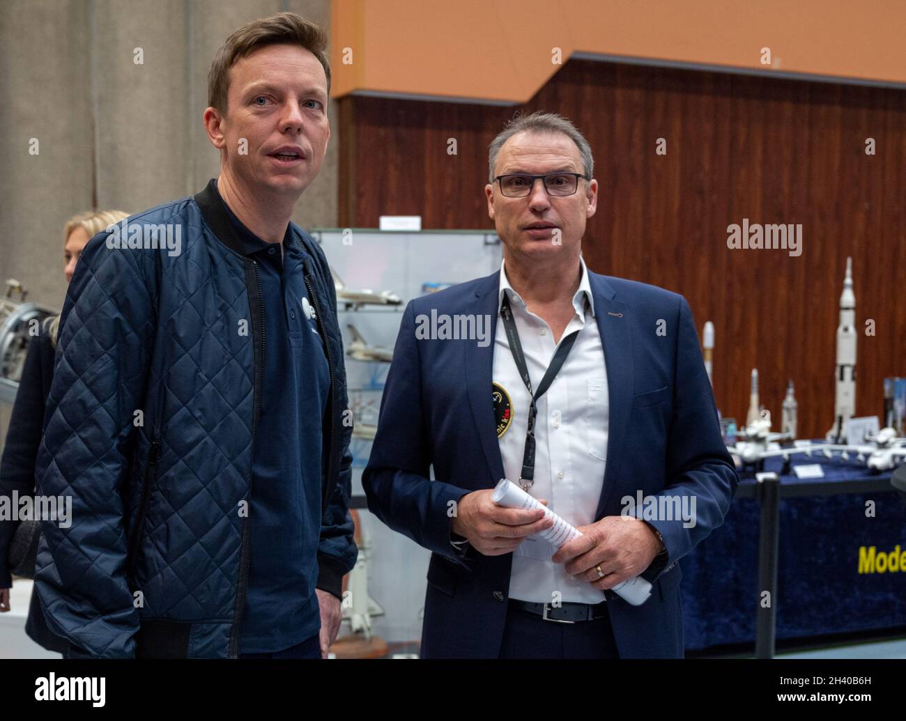 Oberthal, Deutschland. Oktober 2021. Saarlands Ministerpräsident Tobias Hans (CDU) und Stephan Rausch (Oberthal-Bürgermeister) stehen auf der Startparty in der Heimatstadt des Astronauten Matthias Maurer vor Modellraketen. Die Saarländer feiern heute den Start von Astronaut Matthias Maurer ins All, der nun für Mittwoch, 03.11.2021, geplant ist. Quelle: Harald Tittel/dpa/Alamy Live News Stockfoto