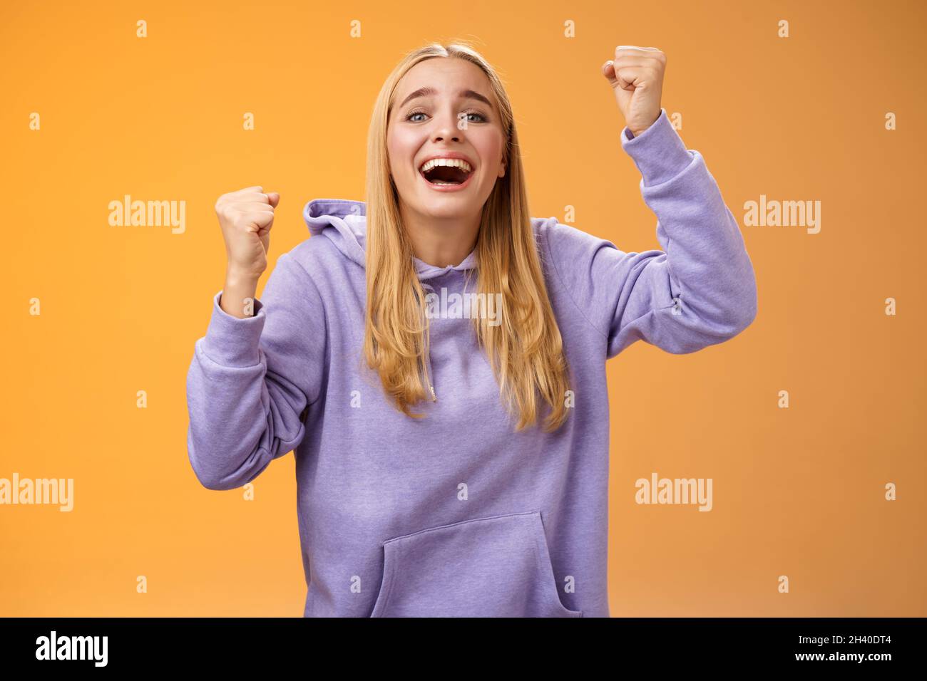 Glücklich fröhlich junge unterstützende Frau jubelnde Schwester gewinnen lächelnd engagierten Spaß hoffen Lieblings-Team-Score Ziel Anhebung geballt f Stockfoto