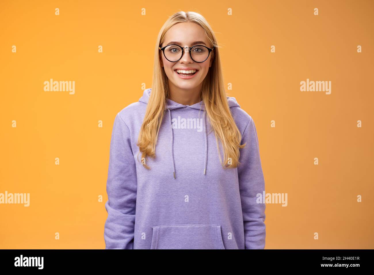 Charmante weibliche Student Geek lächeln erregt wollen teilnehmen Universität Veranstaltung grinsend aussehen aufgeregt tragen Brille lila h Stockfoto