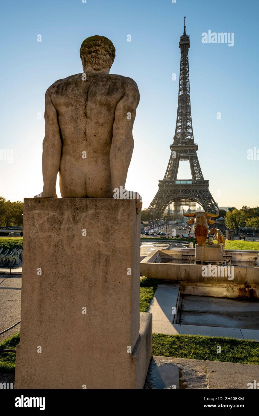 Der Eiffelturm bei Sonnenaufgang vom Place du Trocadero, Paris, Frankreich Stockfoto