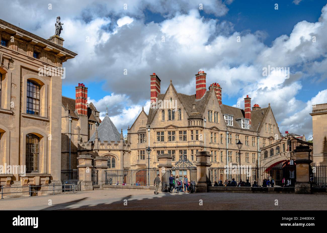 Das Neue College und die Neue College Lane mit der Seufzerbrücke. Studenten im Hof, dramatischer Himmel. Oxford, England. Stockfoto