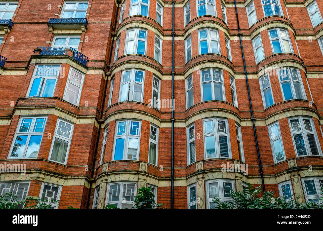 Viktorianischer Herrenhaus-Block und Art déco-Architektur in Marylebone Road, Central London, England. Stockfoto