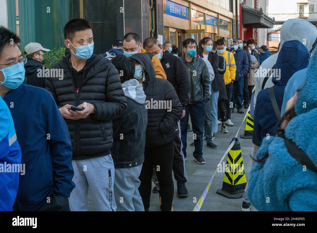 Die Bewohner stellen sich auf, um an einer Impfstelle in Peking, China, Auffrischungsimpfungen gegen COVID-19 zu erhalten. 31-Okt-2021 Stockfoto