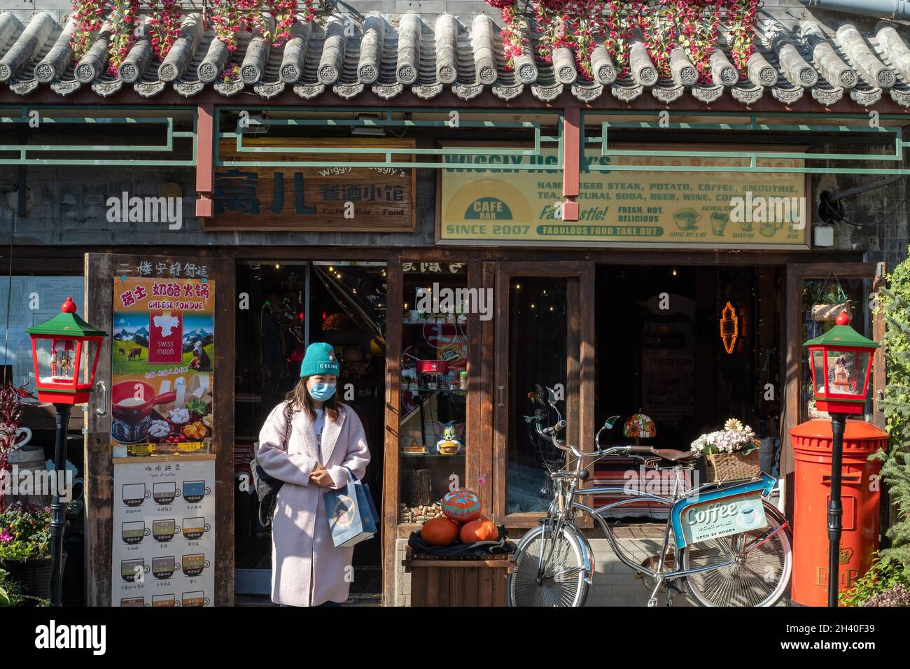 Ein Café mit dem Thema der westlichen Kultur in Nanluoguxiang, Peking, China. 31-Okt-2021 Stockfoto
