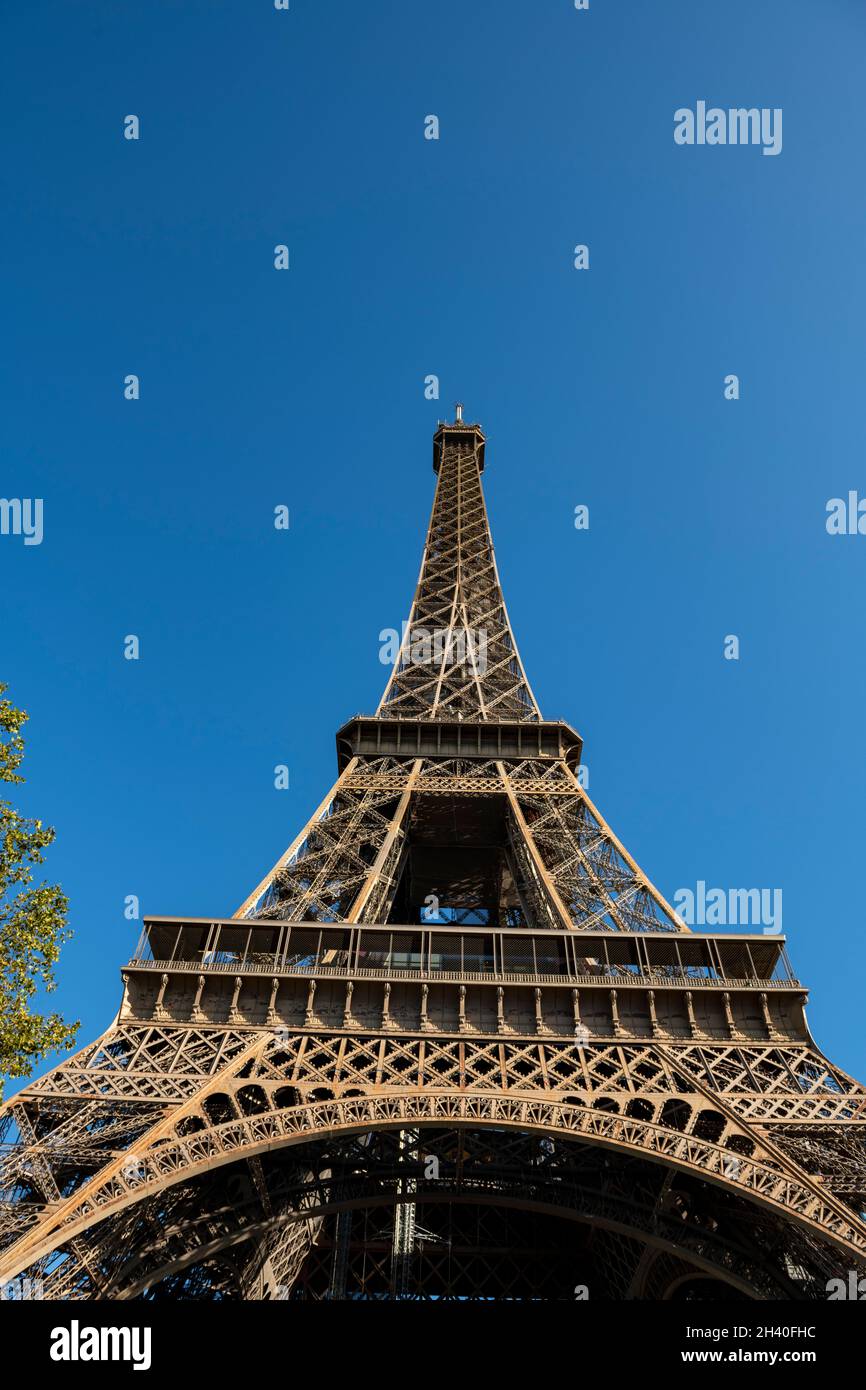 Niedrigen Winkel-Blick auf den Eiffelturm, Paris, Frankreich Stockfoto