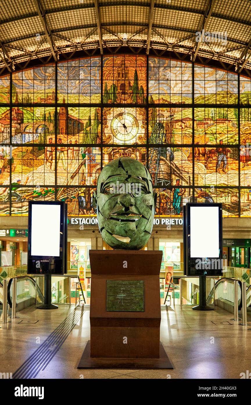 22/10/2021 schöne Glasfenster im Bahnhof Indalecio Prieto, Bilbao, Biskaya, Baskenland, Spanien, Europa Stockfoto