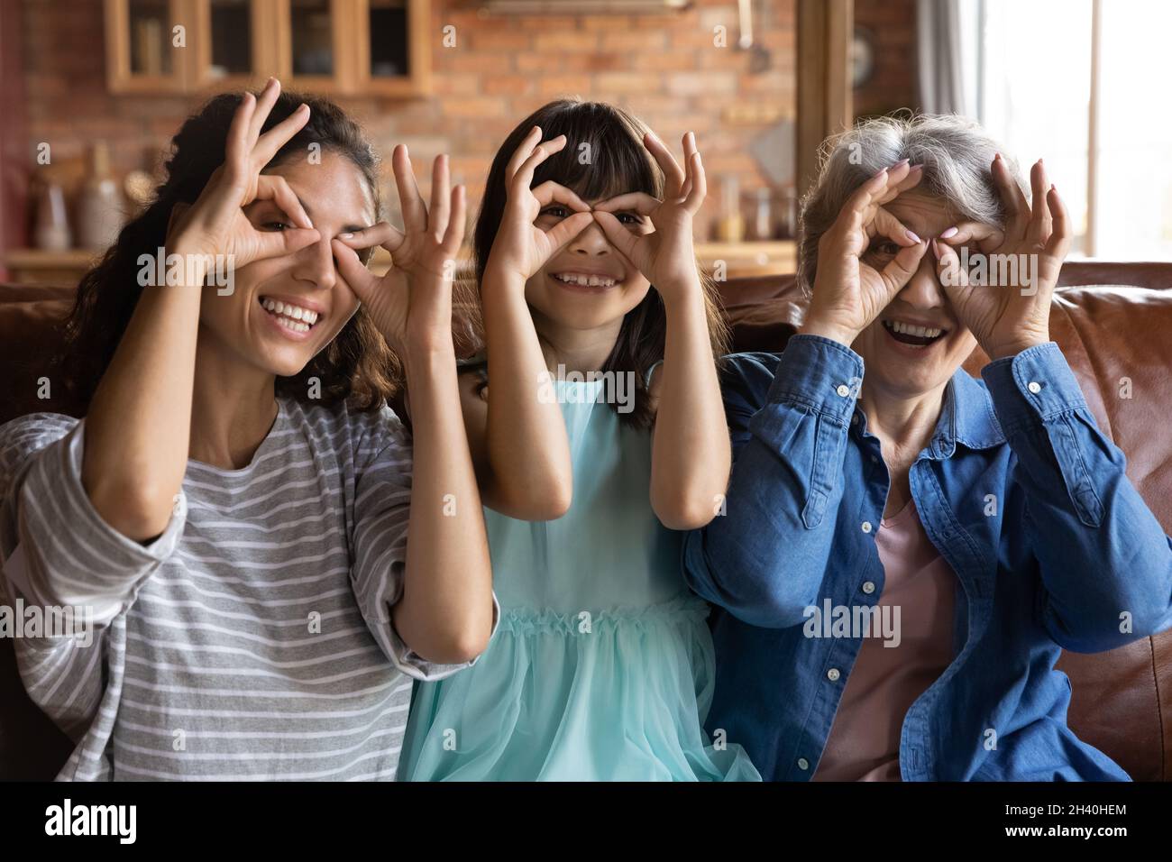 Glückliche Enkelin Mädchen, Mutter, Großmutter Spaß zu Hause zusammen Stockfoto