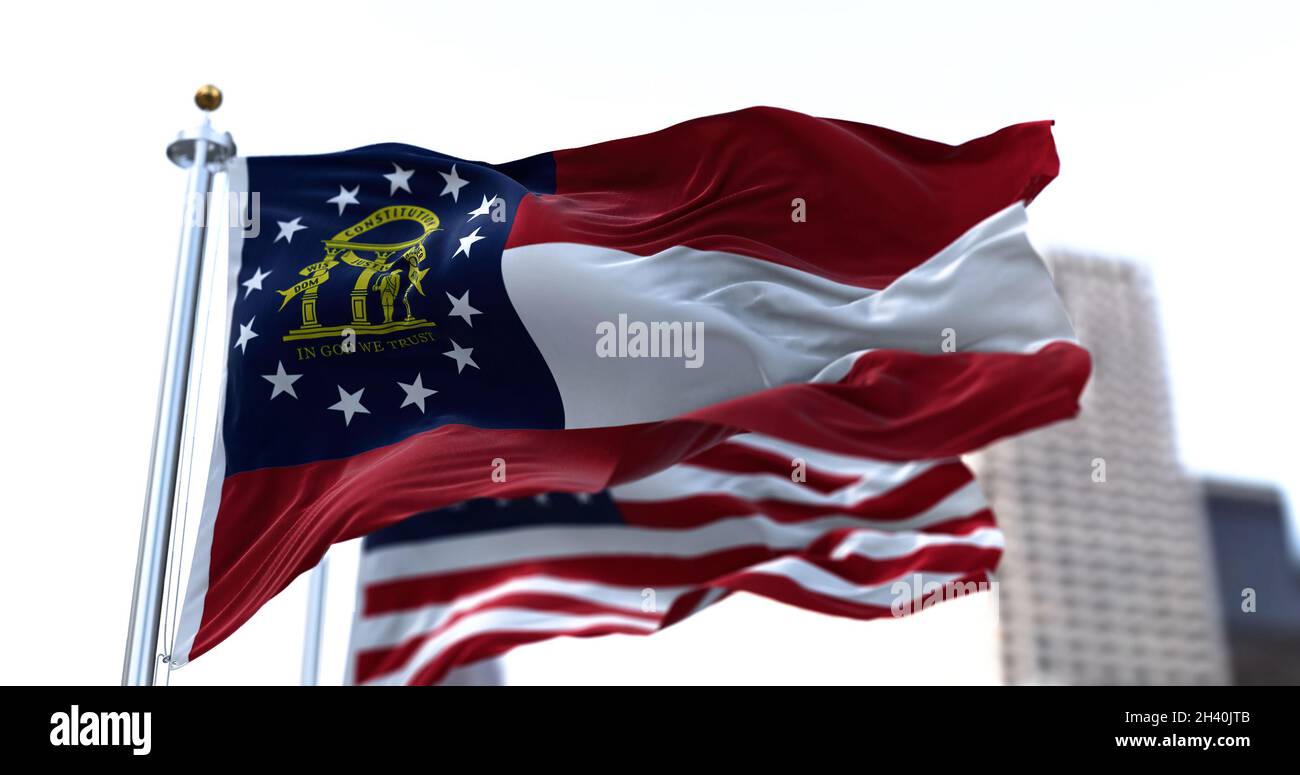 Die Flagge des US-Bundesstaates Georgia winkt im Wind, die Flagge der amerikanischen Sterne und Streifen verschwimmt im Hintergrund. Am 2. Januar 1788, Georgien Stockfoto