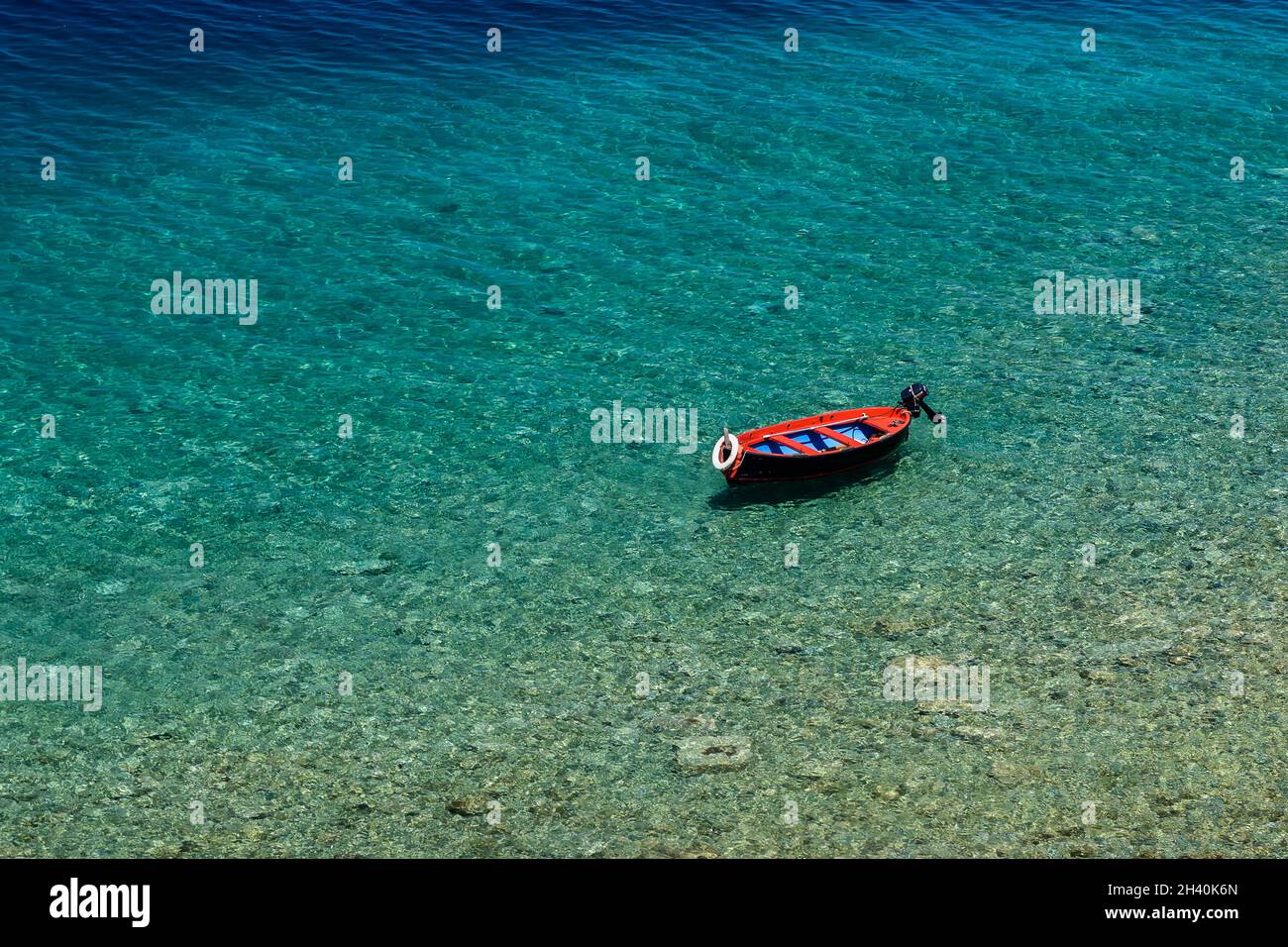 Boot auf einem transparenten Meer Stockfoto