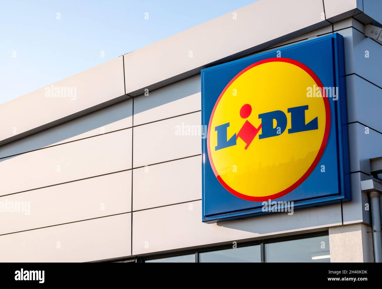 Lidl supermarkt zeichen logo Fotos und Bildmaterial in hoher