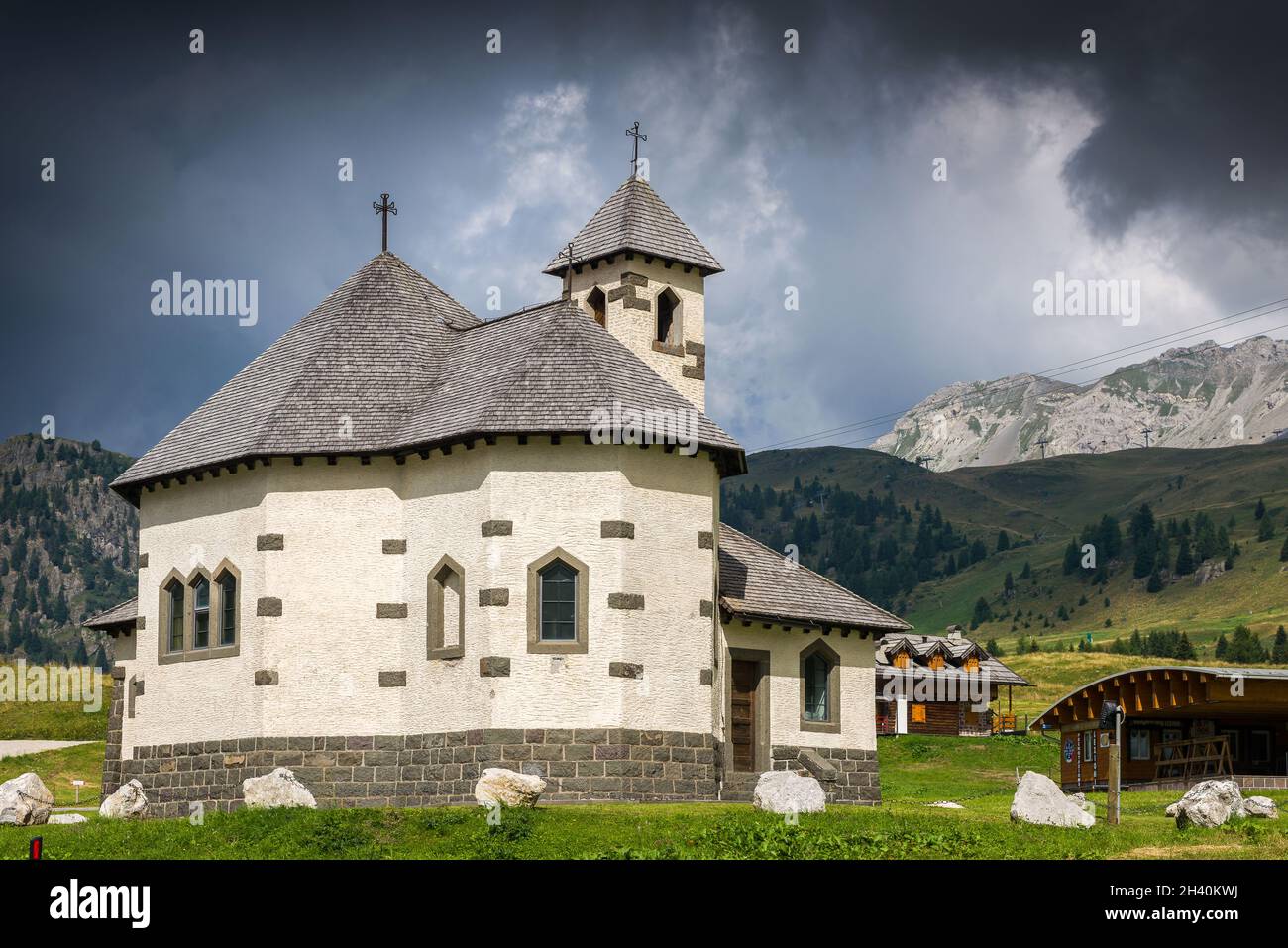 Bergkirche am Passo San Pellegrino Stockfoto