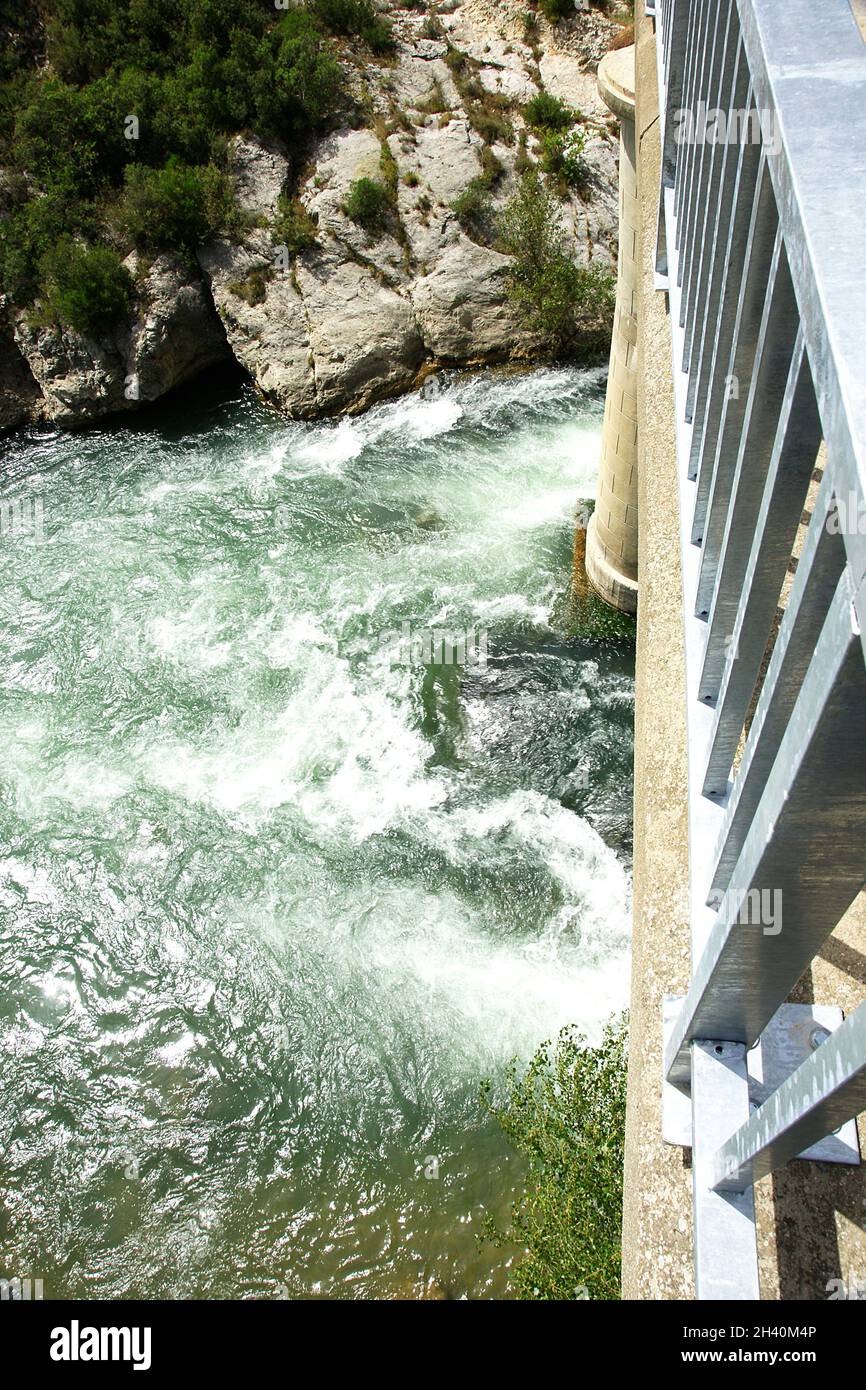 Der Fluss Noguera Pallaresa führt durch Sort, Lleida, Katalonien, Spanien, Europa Stockfoto