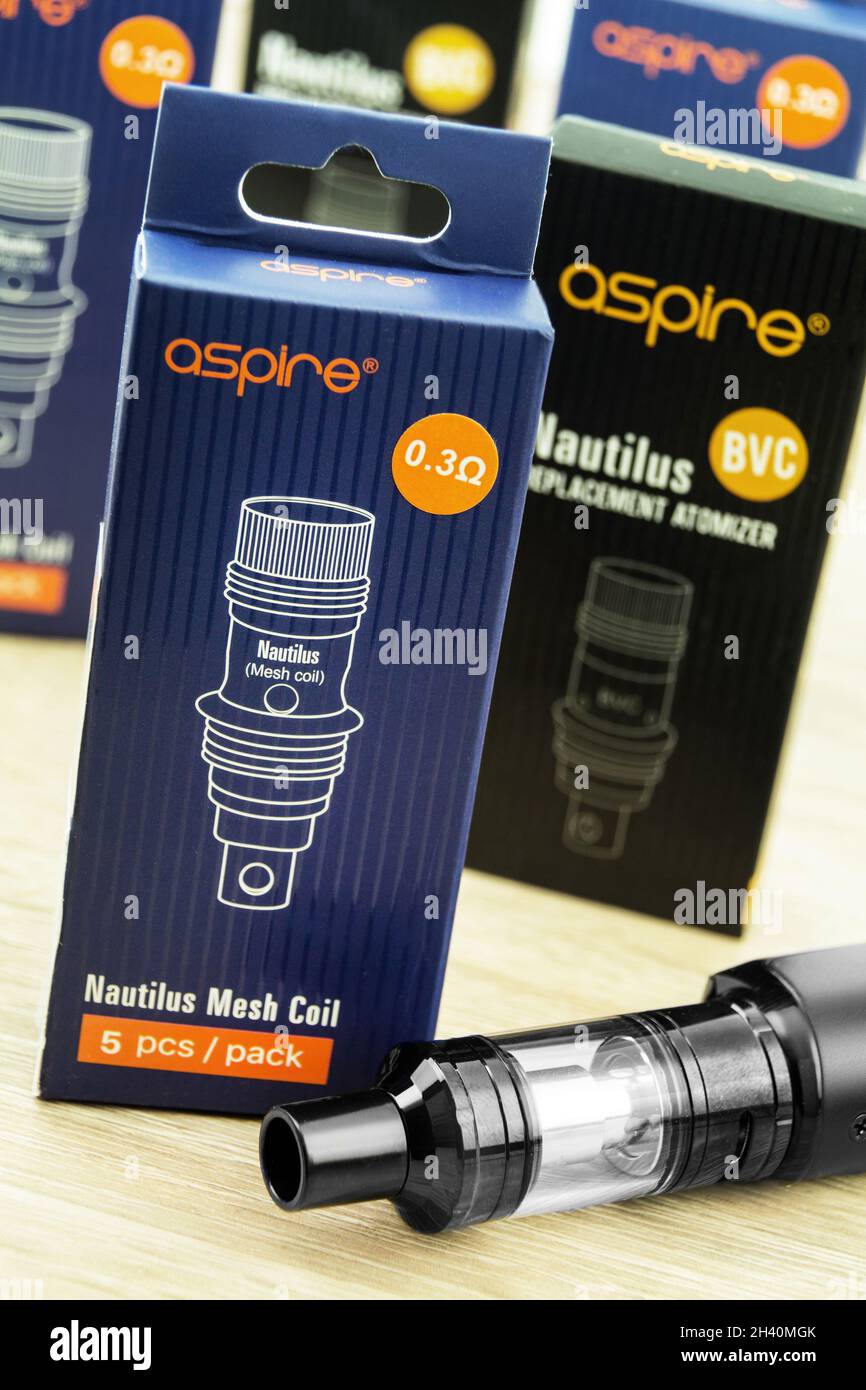 Hamburg, Deutschland - Oktober 31 2021: E-Zigaretten und Aspire Nautilus Mesh Coil Stockfoto
