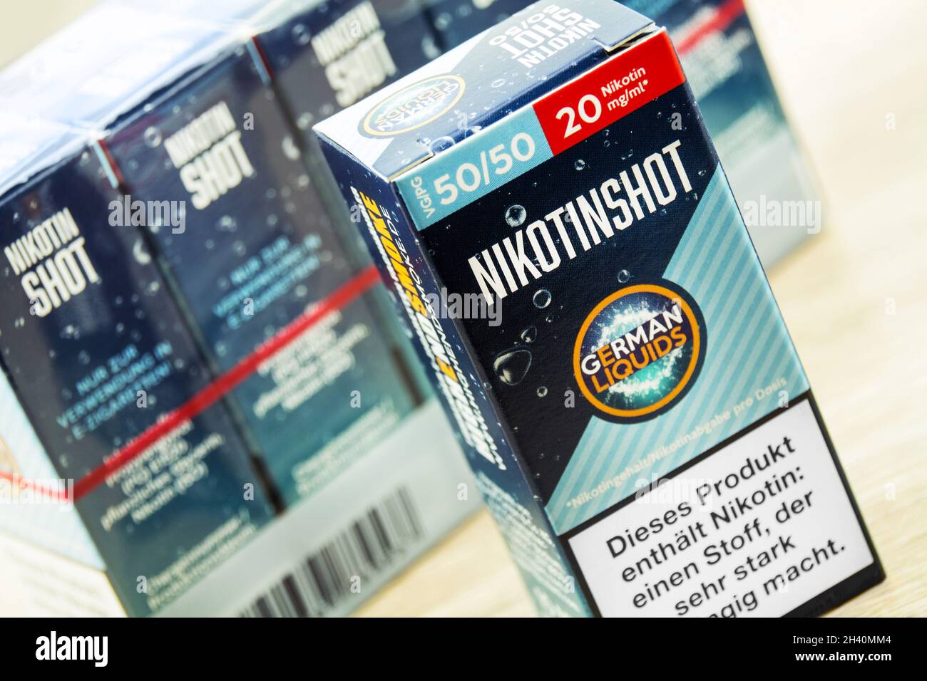 Hamburg, Deutschland - Oktober 31 2021: E-Zigarette Nikotinshot mit Verpackung German Liquids HighendSmoke Stockfoto