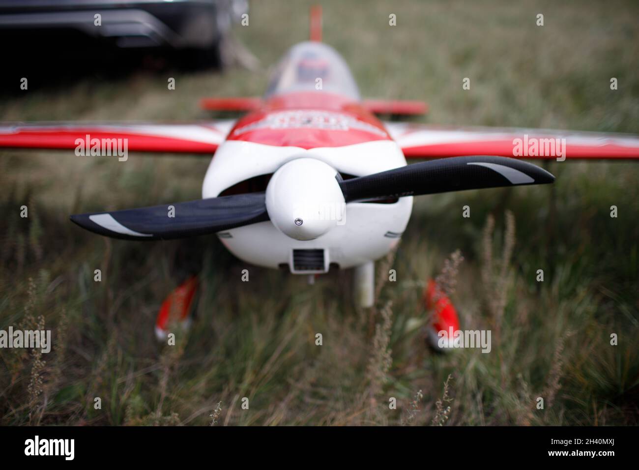 Funksteuerung rc Flugzeug Spielzeug Modell auf dem Boden Stockfoto