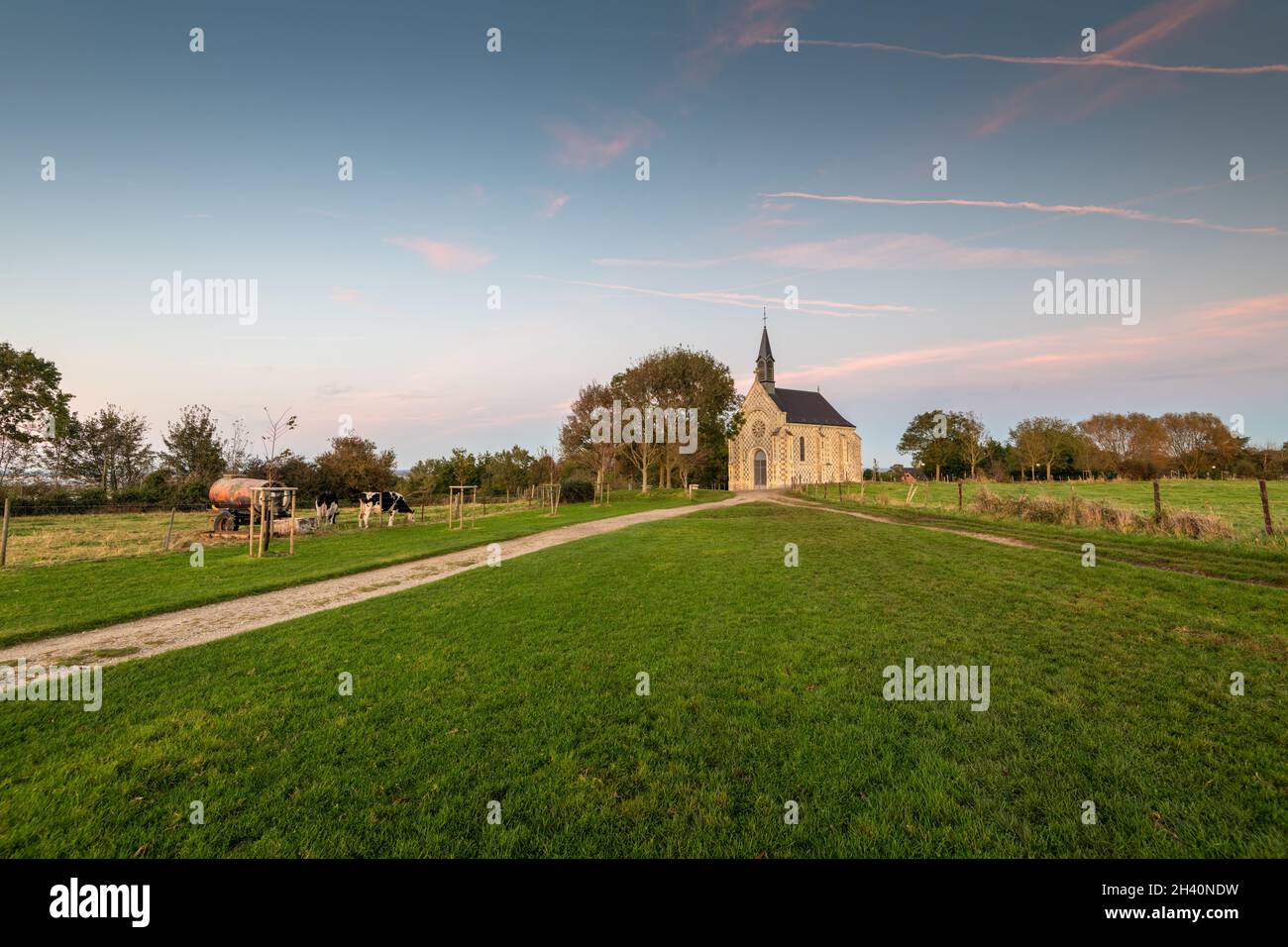 La chapelle des marins au Coucher de Soleil, Frankreich, Saint-Valéry sur Somme. Stockfoto