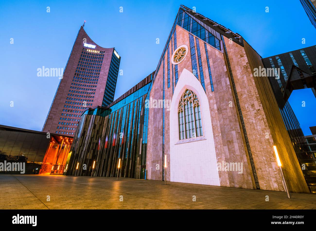 Stadtbild von Leipzig (Deutschland) zur blauen Stunde. Stockfoto