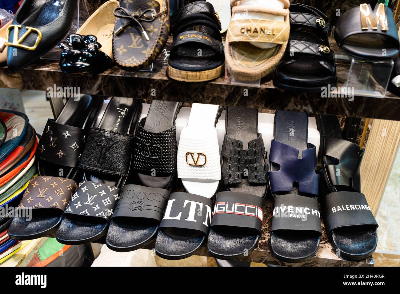 ISTANBUL, TÜRKEI - 17. JULI 2021: Nahaufnahme des Regals mit gefälschten gefälschten Schuhen der berühmten Modemarke im Großen Basar von Istanbul Stockfoto