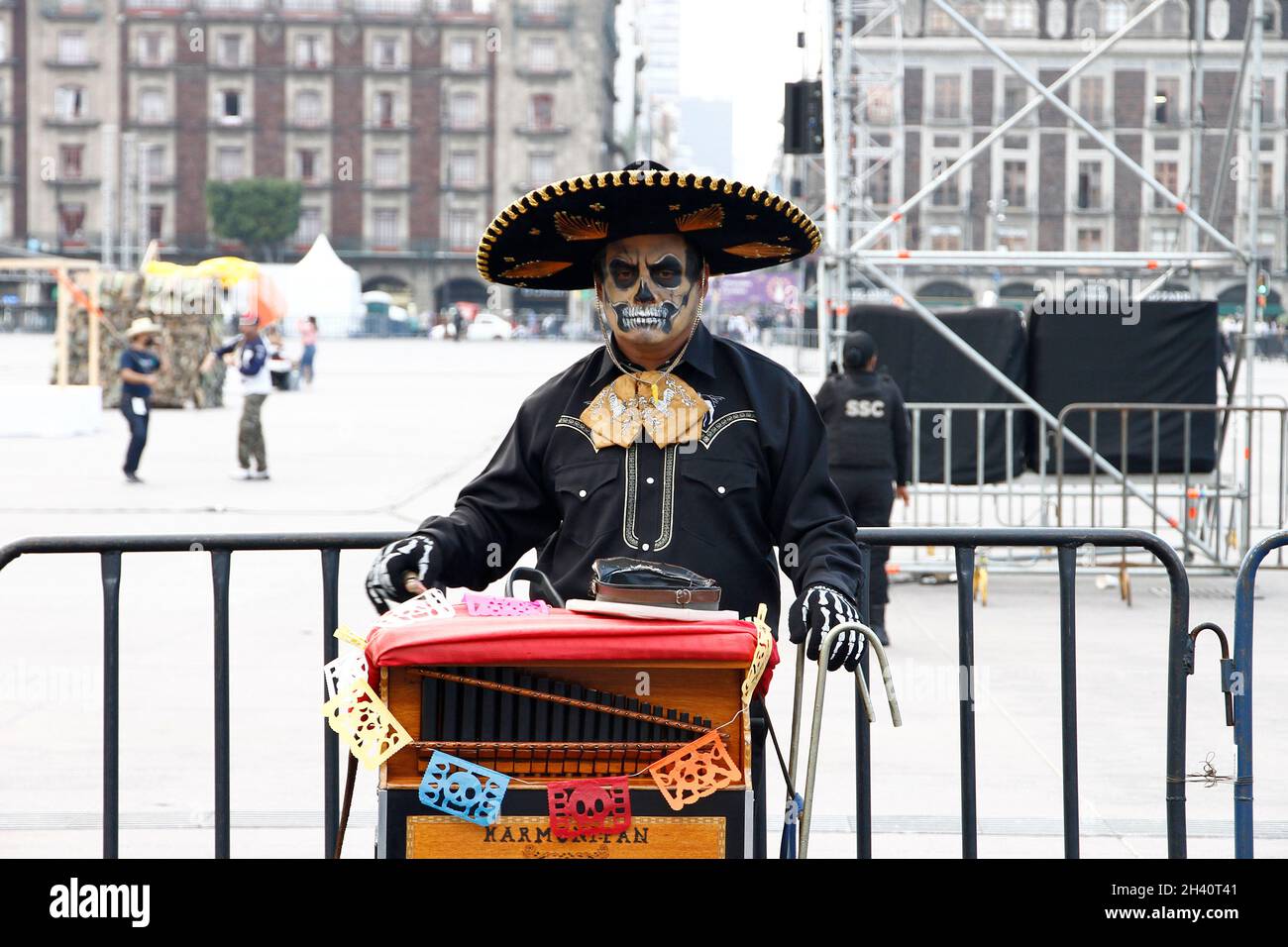 Non Exclusive: Eine Frau fotografiert ihren Hund vor einer Catrina, die aus Pappe hergestellt wurde, die als Teil des Dia de die Hauptstraßen schmückt Stockfoto