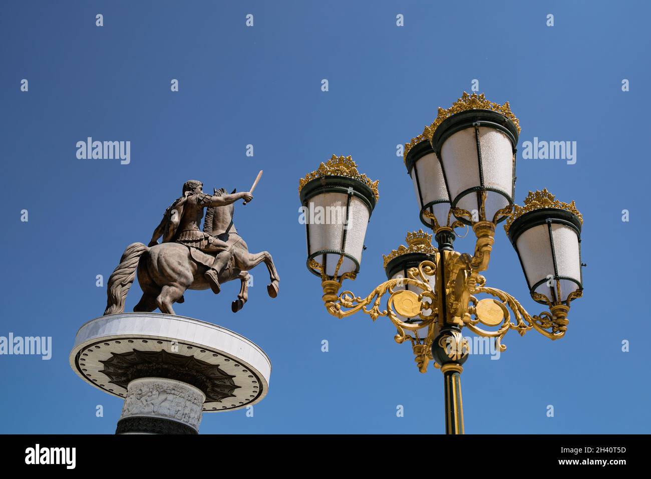 SKOPJE, NORD-MAZEDONIEN - 19. AUGUST 2021: Bronzeskulptur von Alexander dem Großen auf dem zentralen Platz der Stadt vor blauem Himmel Stockfoto