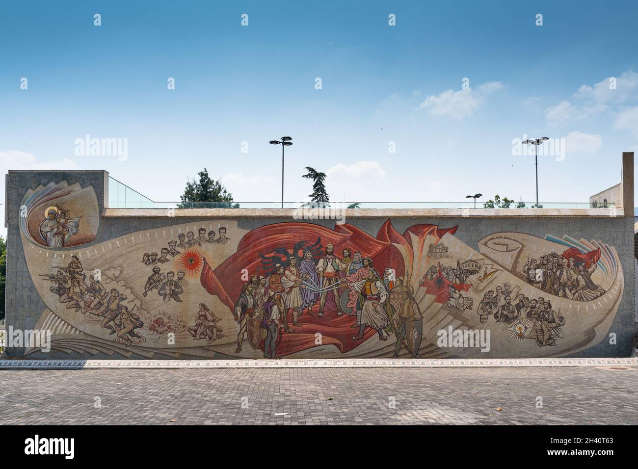 SKOPJE NORD, MAZEDONIEN - 18. AUGUST 2021: Großes Mosaik-Wandgemälde mit berühmten Figuren und wichtigen Szenen aus der albanischen Geschichte in Skander Stockfoto