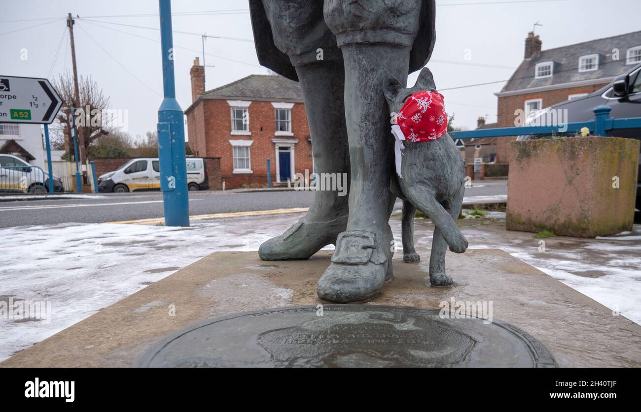 Die Katze von Captain Matthew Flinders, einem der Gründer von Australien, Bronzestatue Donington, Lincolnshire mit einer Gesichtsmaske während der Covid-19 Pandemie Stockfoto