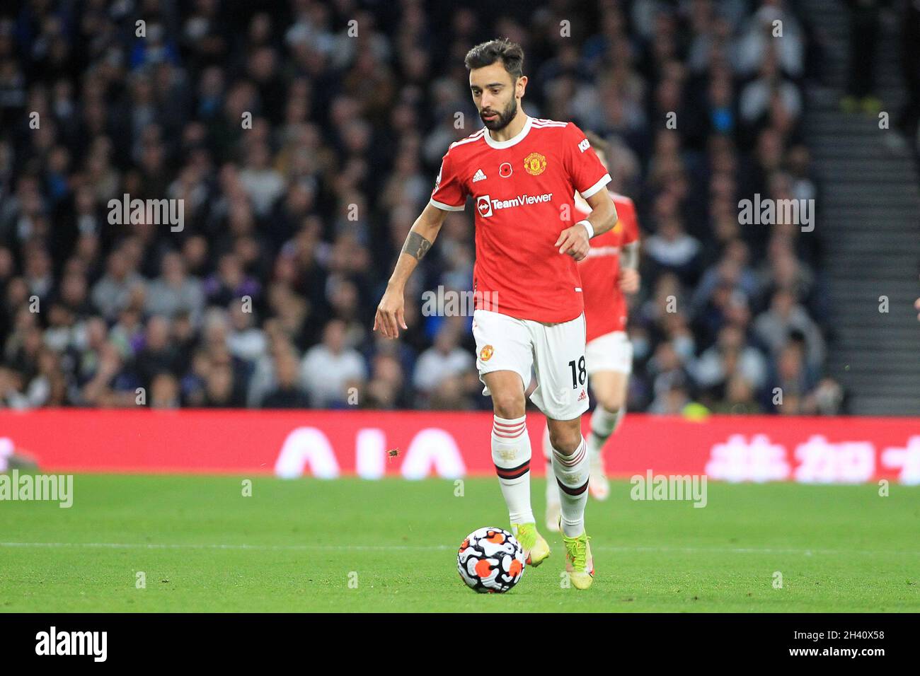 Bruno Fernandes von Manchester United in Aktion .Premier League Spiel, Tottenham Hotspur gegen Manchester Utd am Samstag, den 30. Oktober 2021 im Tottenham Hotspur Stadium in London. Dieses Bild darf nur für redaktionelle Zwecke verwendet werden. Nur zur redaktionellen Verwendung, Lizenz für kommerzielle Nutzung erforderlich. Keine Verwendung bei Wetten, Spielen oder Veröffentlichungen in einem Club/einer Liga/einem Spieler. Bild von Steffan Bowen/Andrew Orchard Sports Photography/Alamy Live News Stockfoto