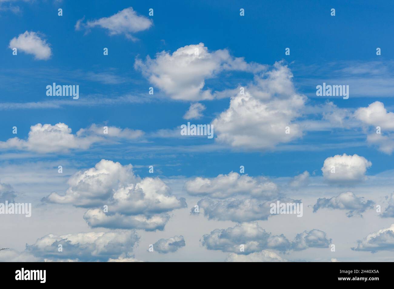 Wolken am blauen Himmel Stockfoto