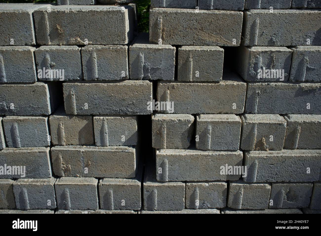 Stapel von Betonpflastersteinen. Verbesserung der städtischen Infrastruktur Stockfoto