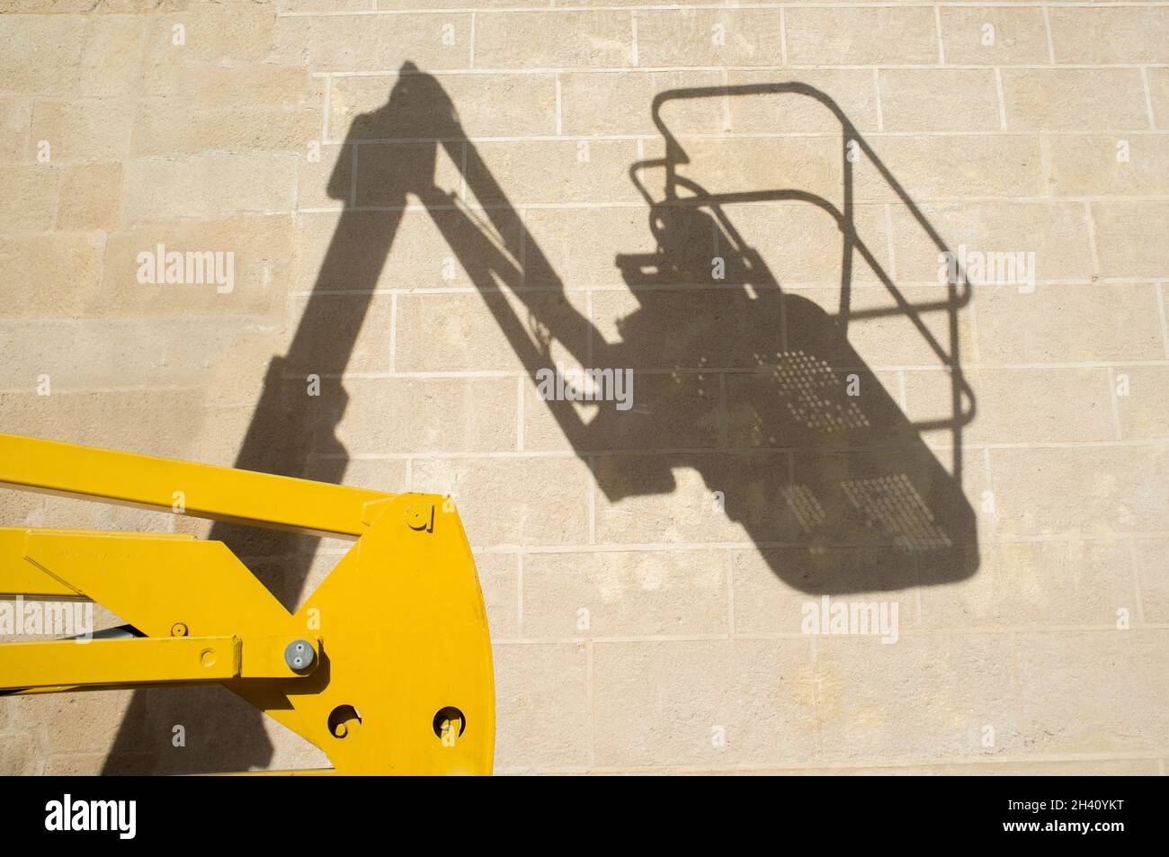 Selbstfahrender Knickarmausleger bei der Arbeit. Korb auf Schatten Stockfoto