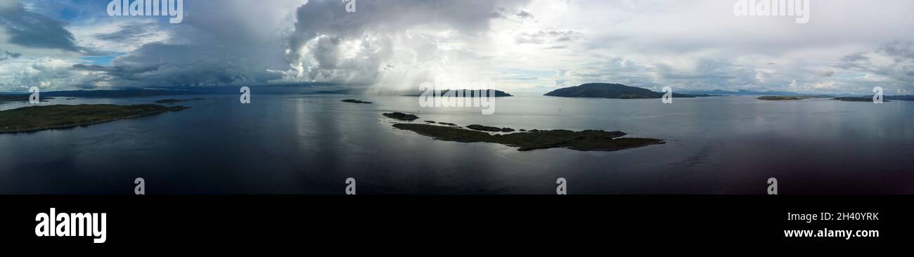 Oban, Schottland - 6. August 2021: Luftaufnahme des Sound of Jura, Corryvreckan und der Inseln um Dorus Mor, von der Nähe des Point of Craignish, SCO Stockfoto