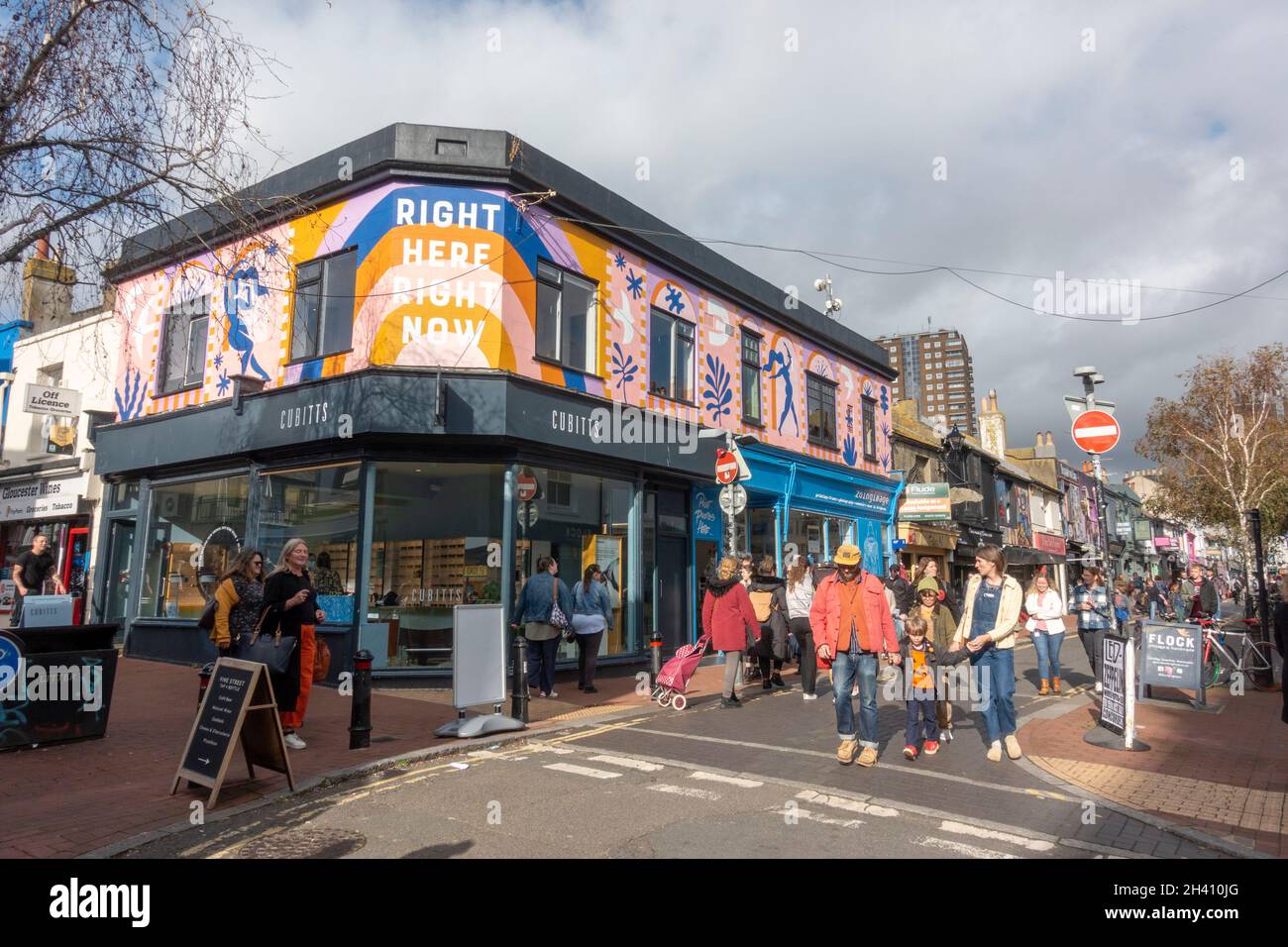 Farbenfrohe Kreuzung von Gloucester Road und Sydney Street in der North Laine Gegend von Brighton, East Sussex, Großbritannien. Stockfoto