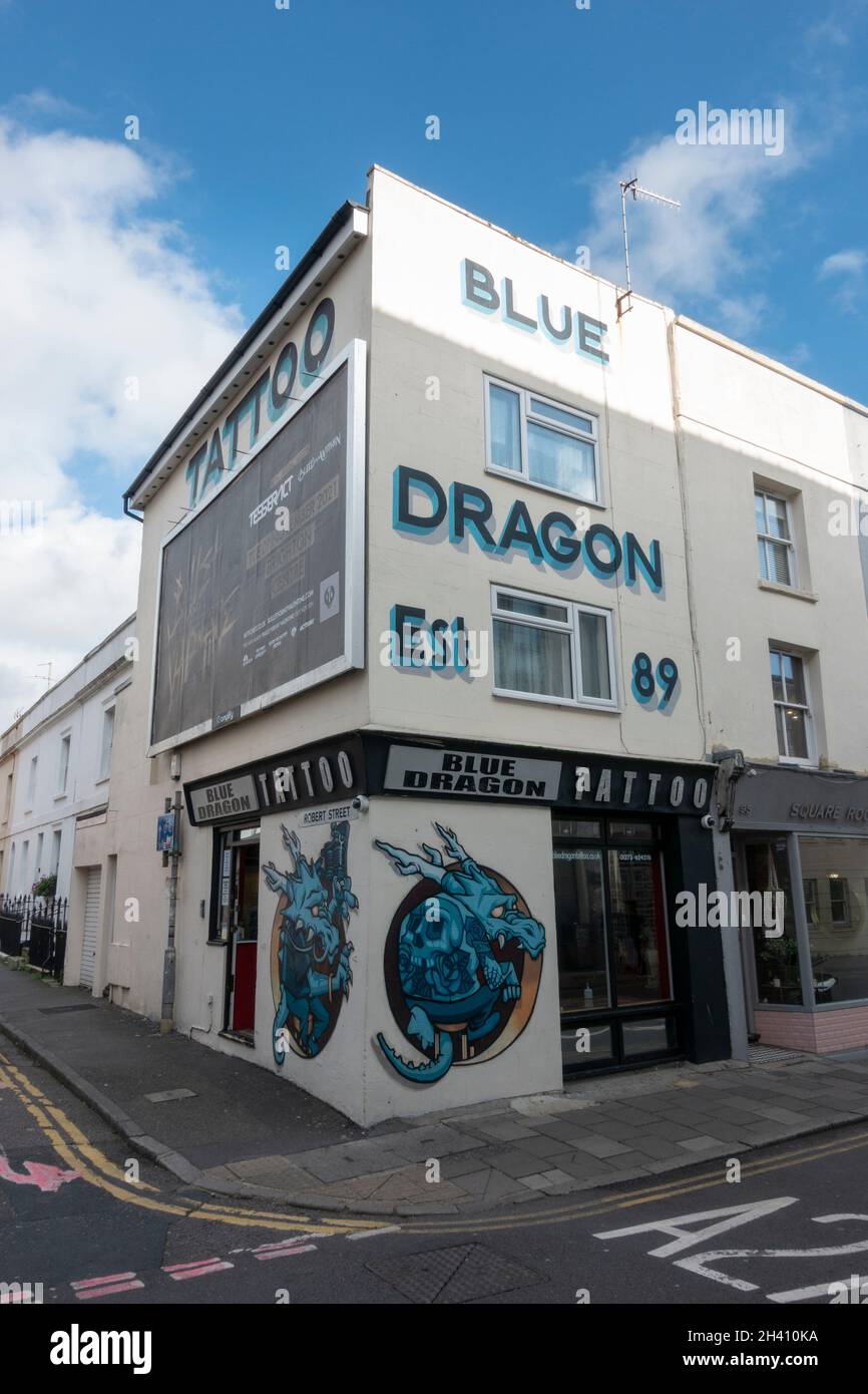 Das Blue Dragon Tattoo Studio an der North Road in der North Laine Gegend von Brighton, East Sussex, Großbritannien. Stockfoto