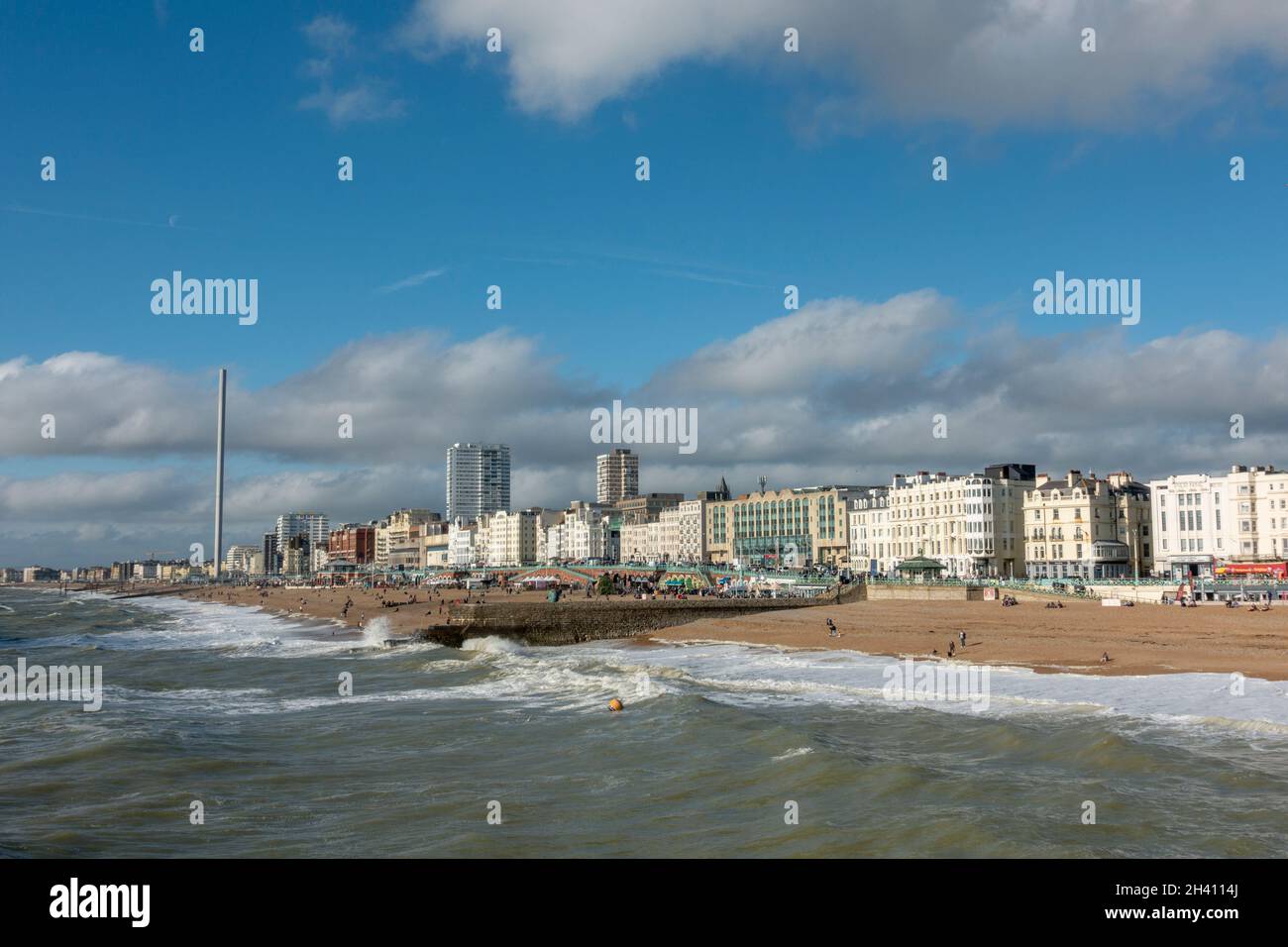 Blick entlang des Strandes in Richtung des British Airways i360 Tower, Brighton, East Sussex, Großbritannien. Stockfoto