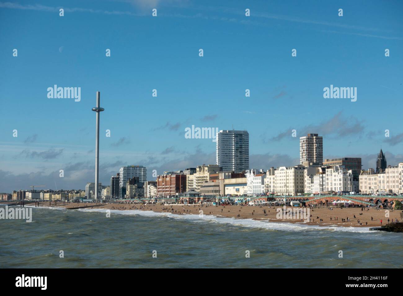 Blick entlang des Strandes in Richtung des British Airways i360 Tower, Brighton, East Sussex, Großbritannien. Stockfoto