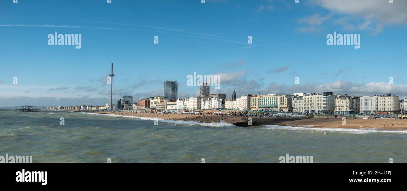 Blick entlang des Strandes in Richtung des British Airways i360 Tower, Brighton, East Sussex, Großbritannien. Stockfoto