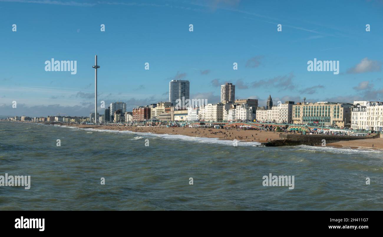 Blick entlang des Strandes in Richtung des British Airways i360 Tower, Brighton, East Sussex, Großbritannien. Stockfoto