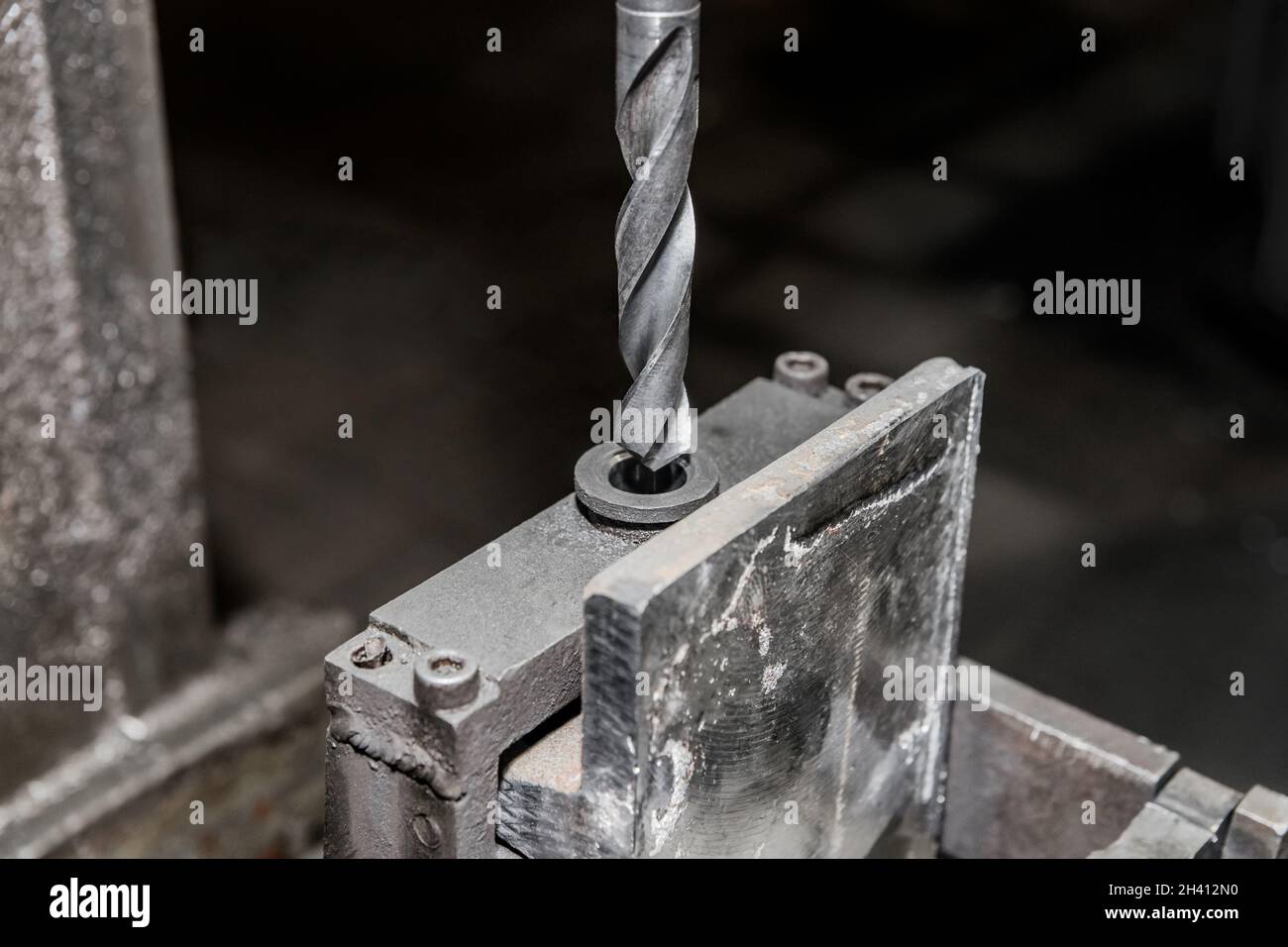 Nahaufnahme von Bohrmaschinen für das Bohren von Metall und Eisen in industriellen Arbeitswerkzeugen. Stockfoto