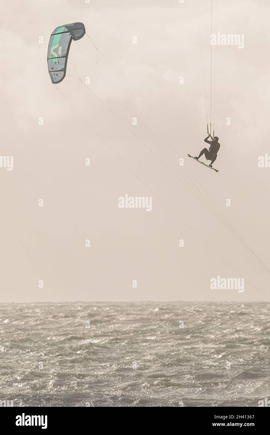 Garretstown, West Cork, Irland. Oktober 2021. Kitesurfer machen heute das Beste aus den Windböen am Garrylucas Beach. Met Éireann hat eine gelbe Windwarnung für Cork herausgegeben, die bis 20 Uhr in Kraft ist. Quelle: AG News/Alamy Live News Stockfoto