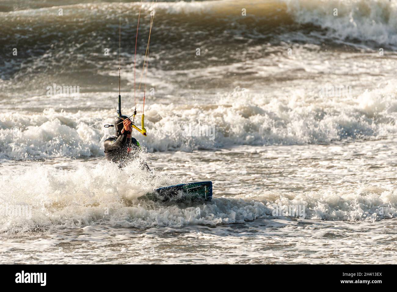 Garretstown, West Cork, Irland. Oktober 2021. Kitesurfer machen heute das Beste aus den Windböen am Garrylucas Beach. Met Éireann hat eine gelbe Windwarnung für Cork herausgegeben, die bis 20 Uhr in Kraft ist. Quelle: AG News/Alamy Live News Stockfoto