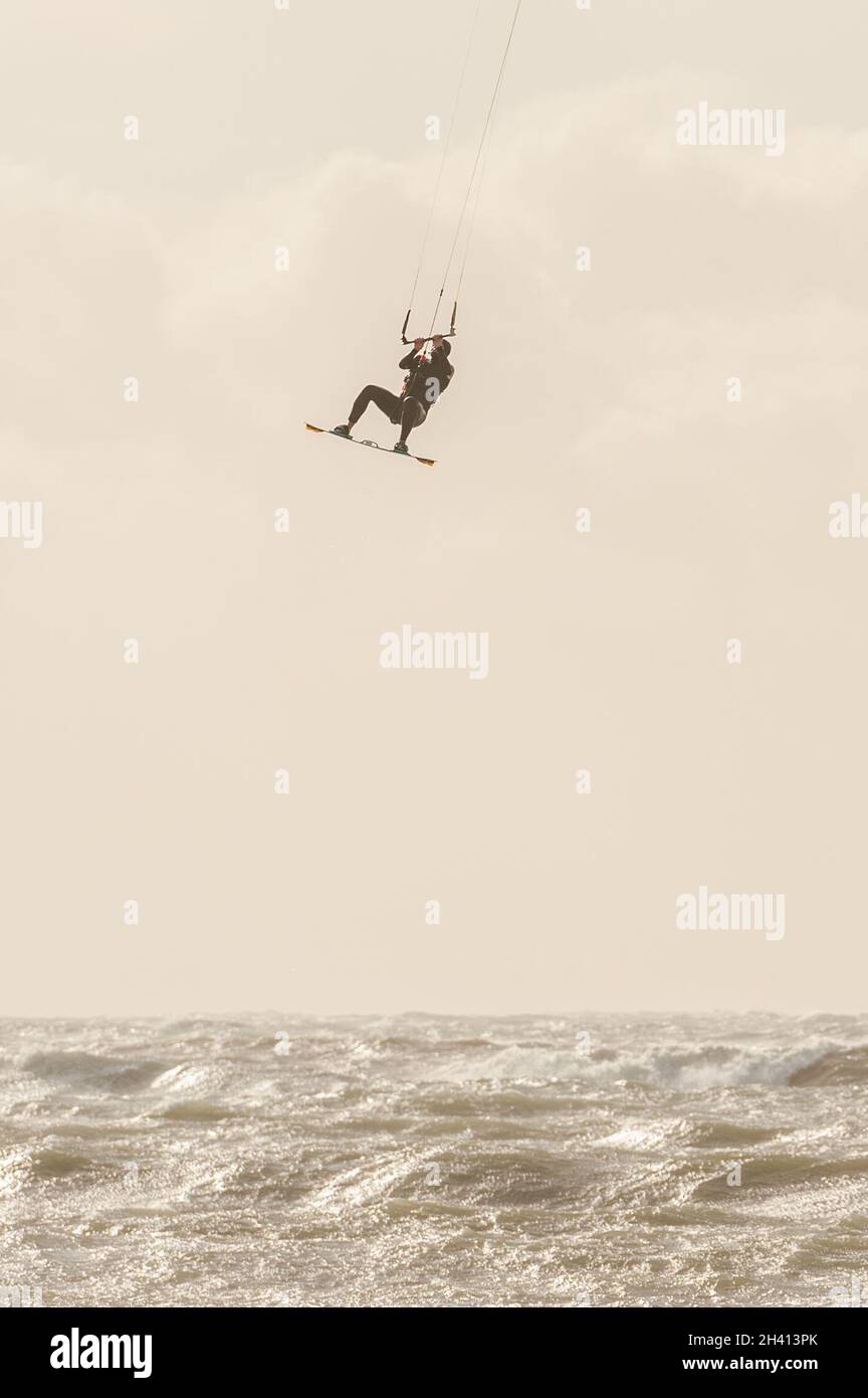 Garretstown, West Cork, Irland. Oktober 2021. Kitesurfer machen heute das Beste aus den Windböen am Garrylucas Beach. Met Éireann hat eine gelbe Windwarnung für Cork herausgegeben, die bis 20 Uhr in Kraft ist. Quelle: AG News/Alamy Live News Stockfoto