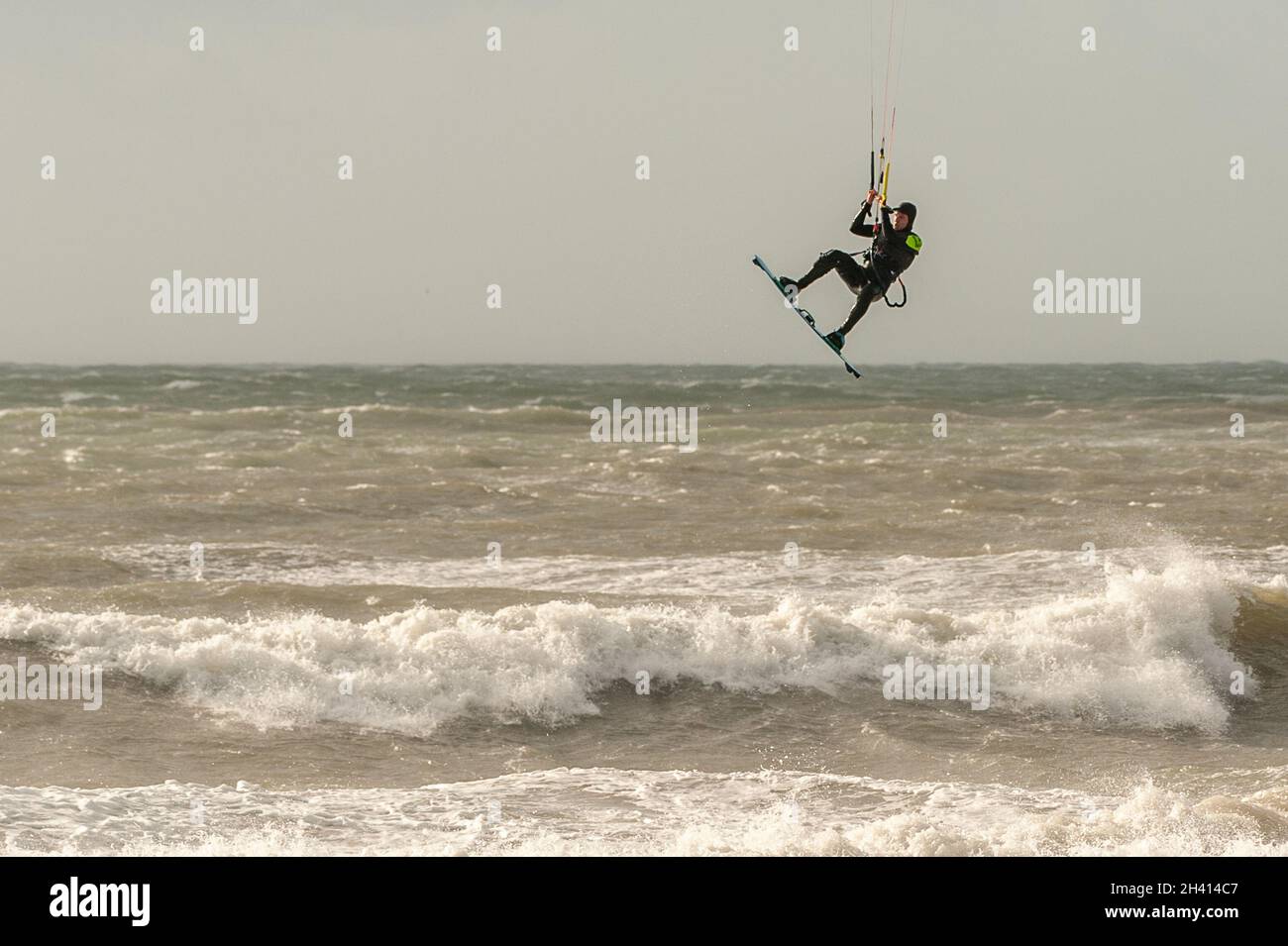 Garretstown, West Cork, Irland. Oktober 2021. Kitesurfer machen heute das Beste aus den Windböen am Garrylucas Beach. Met Éireann hat eine gelbe Windwarnung für Cork herausgegeben, die bis 20 Uhr in Kraft ist. Quelle: AG News/Alamy Live News Stockfoto