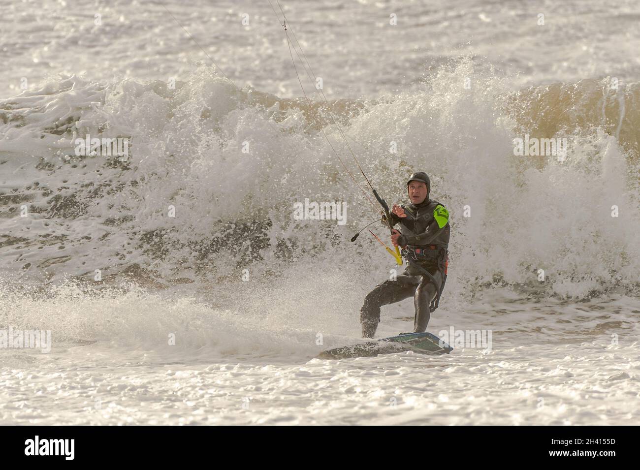 Garretstown, West Cork, Irland. Oktober 2021. Kitesurfer machen heute das Beste aus den Windböen am Garrylucas Beach. Met Éireann hat eine gelbe Windwarnung für Cork herausgegeben, die bis 20 Uhr in Kraft ist. Quelle: AG News/Alamy Live News Stockfoto