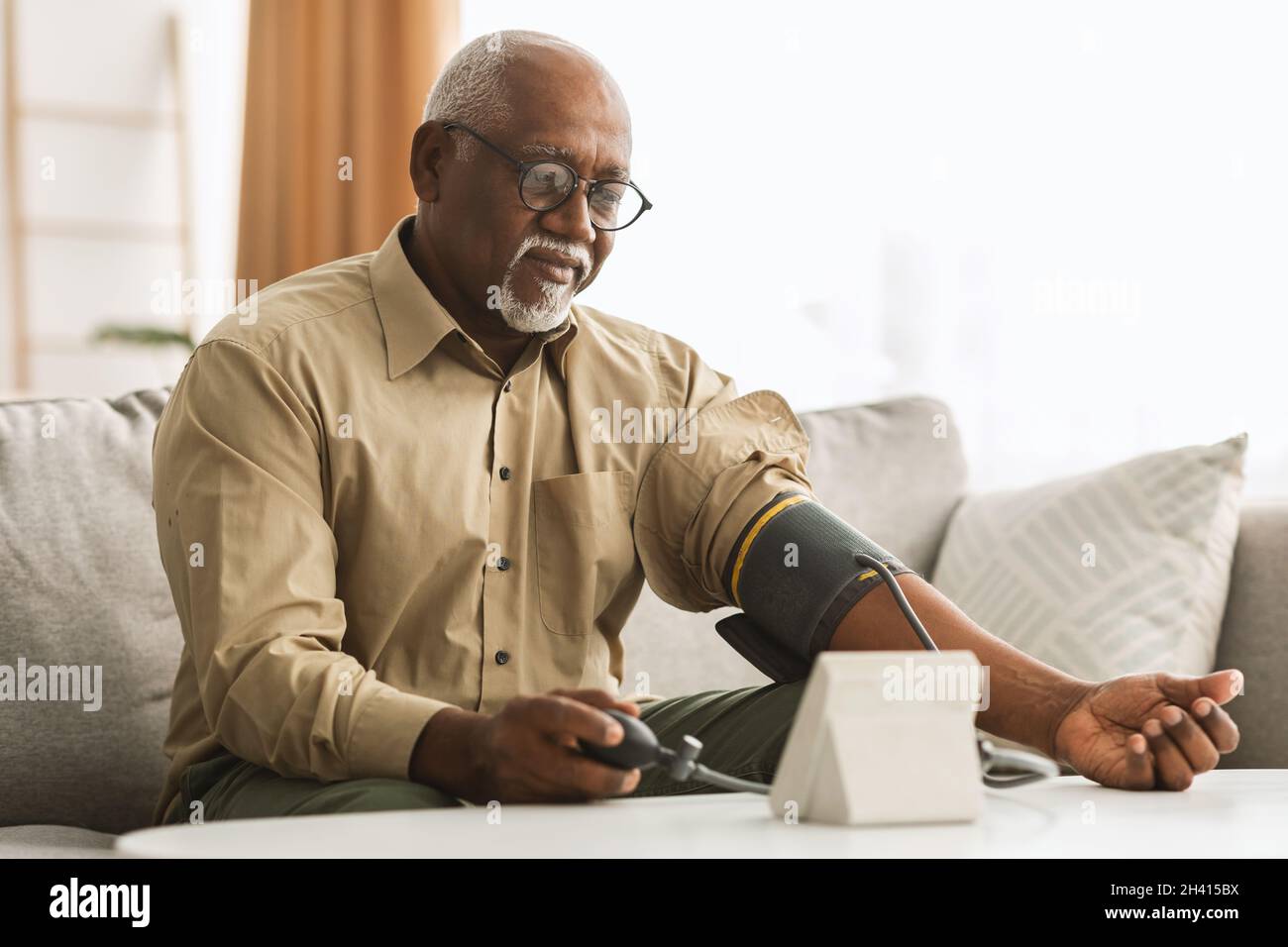 Senior Black Man Misst Den Arteriellen Blutdruck Zu Hause Stockfoto