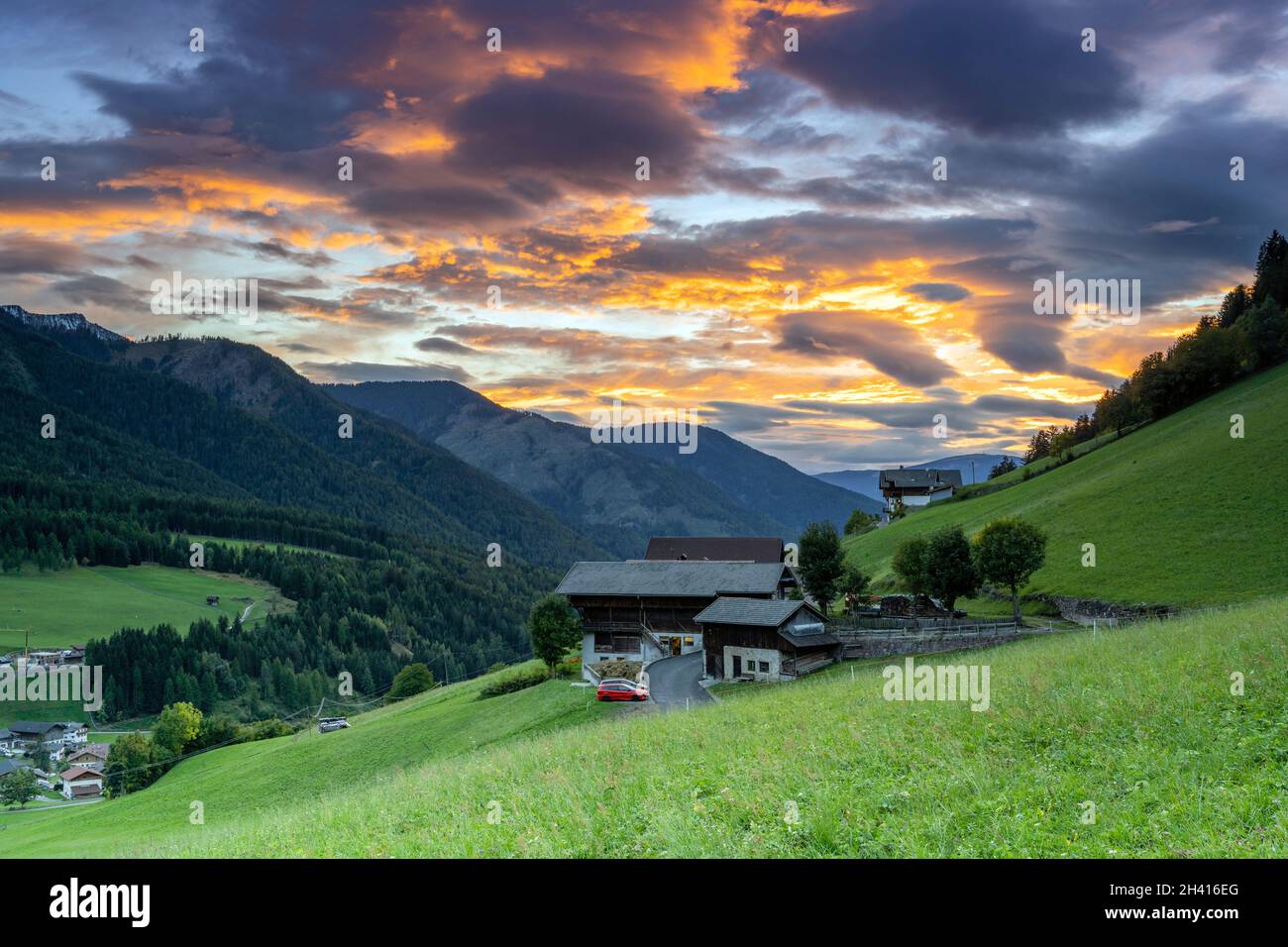 Panoramafenblick über das Villental, Südtirol, Italien Stockfoto