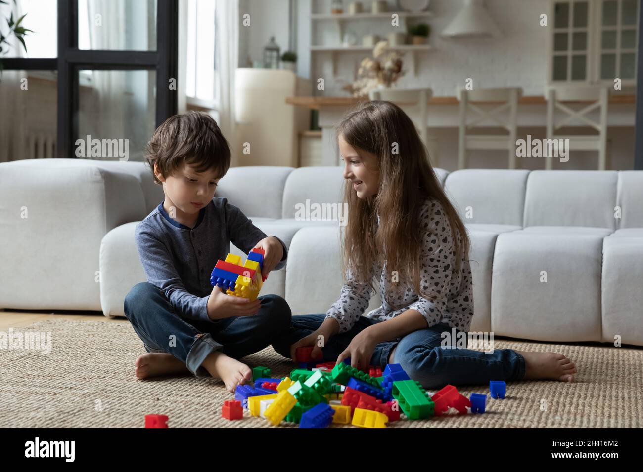 Glücklich liebenswert kleinen Bruder und Schwester spielen zu Hause. Stockfoto