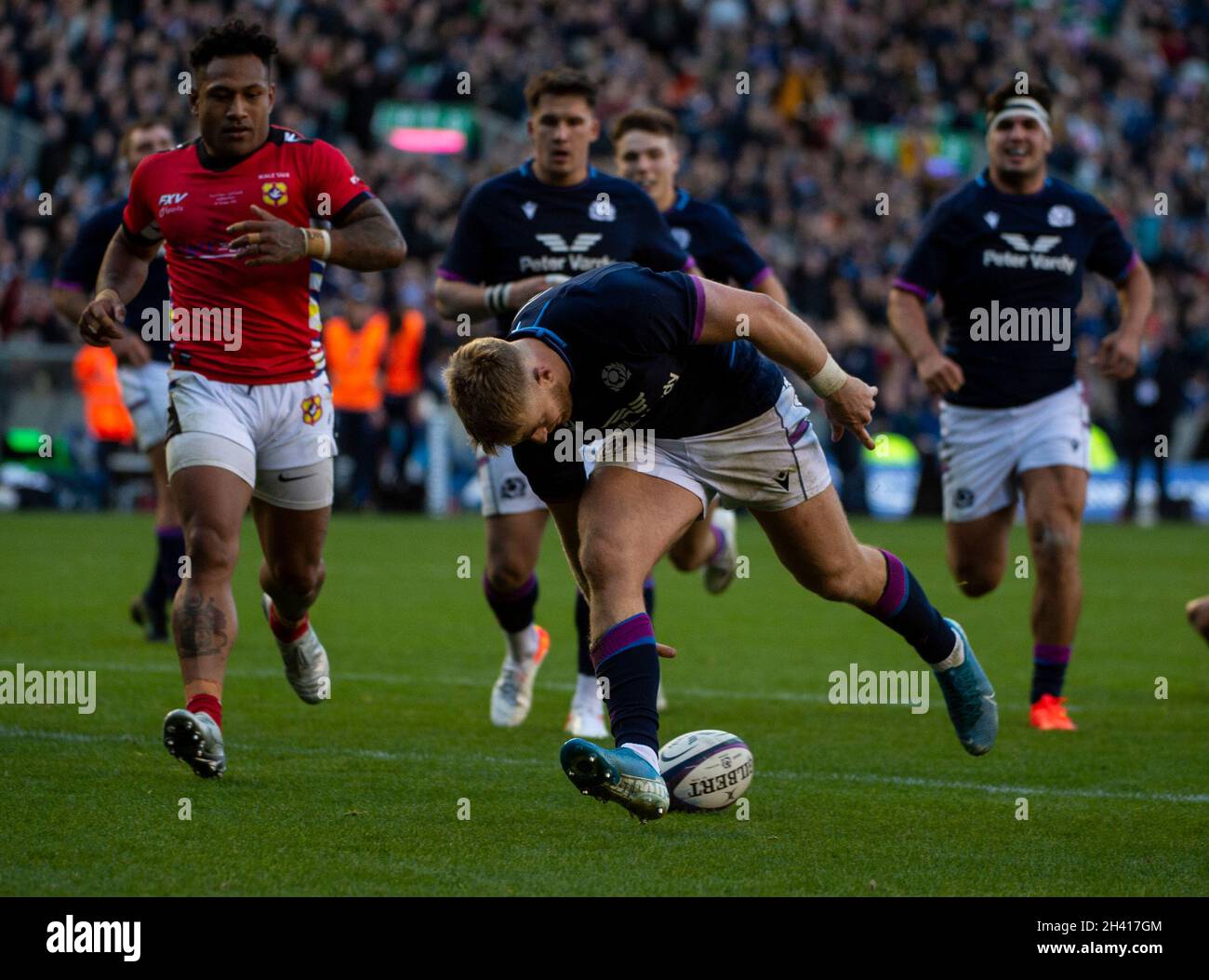 Autumn Nations Series - Schottland / Tonga. Oktober 2021. Schottland ist Gastgeber des ersten Spiels der Autumn Nations Series 2021 im Murrayfield Stadium, Edinburgh, Schottland. VEREINIGTES KÖNIGREICH. Bild zeigt: Der rechte Flügel von Schottland, Kyle Steyn, erzielt seinen vierten Versuch des Spiels. Quelle: Ian Jacobs/Alamy Live News Stockfoto
